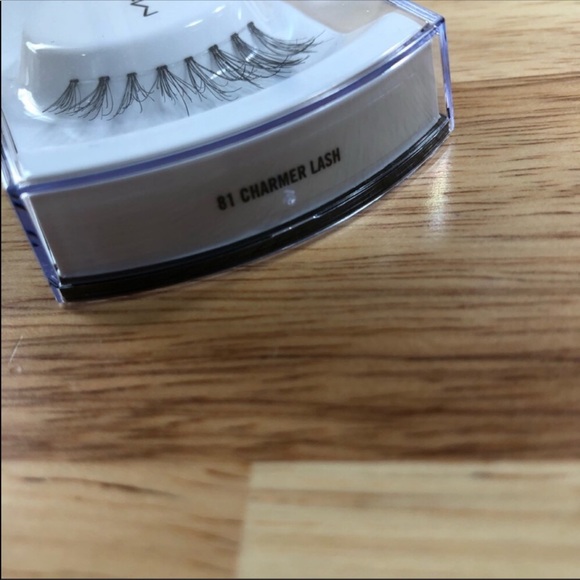 5/$25 M·A·C LASH / 81 CHARMER LASH - Picture 6 of 9
